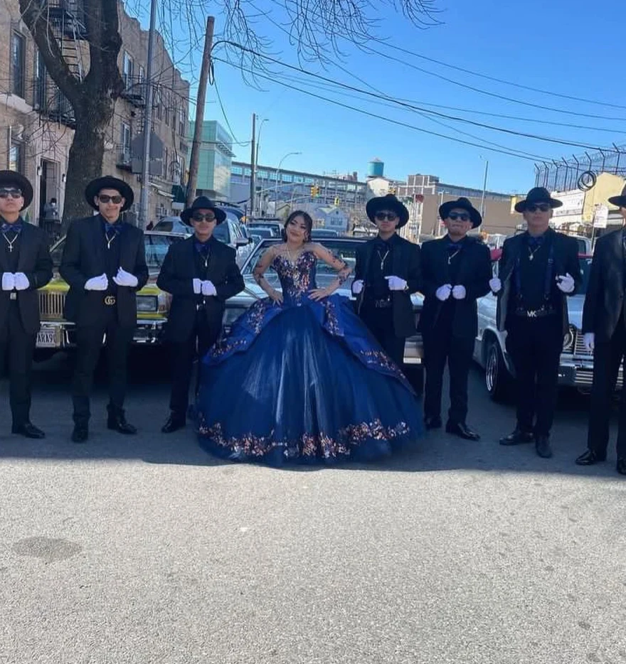 Luksusowa suknia balowa z niebieskie sukienki Quinceanera królewskiej Lorencia z długim rękawem i haftowanymi koralikami słodka 16 sukienek Vestido De 15 Años YQD70