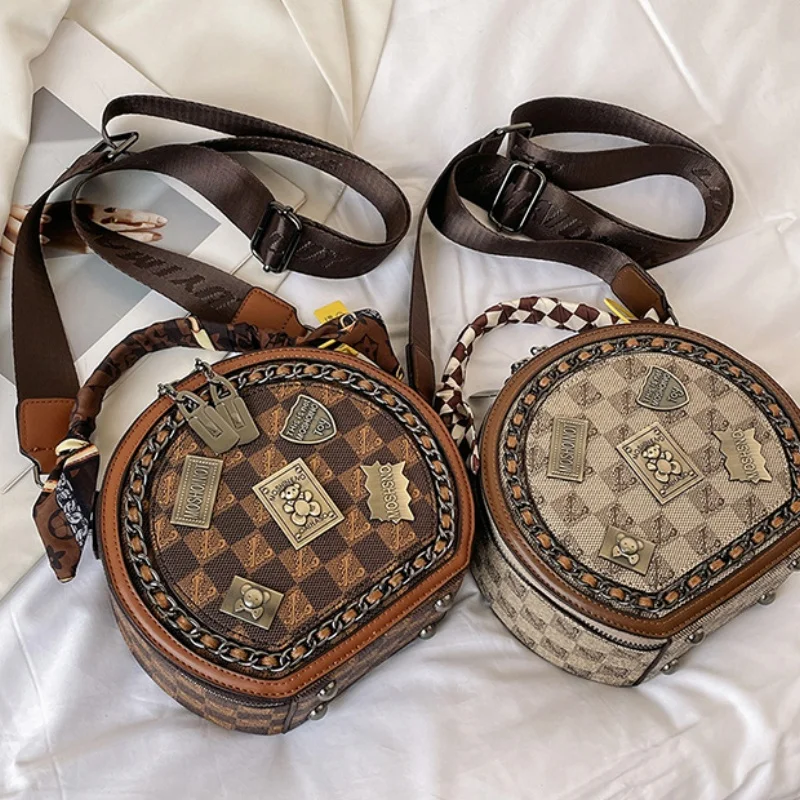 

Classic style, versatile wide shoulder strap crossbody bag with trendy logo small round bag. Size: 20*9*18. Color: khaki / brown