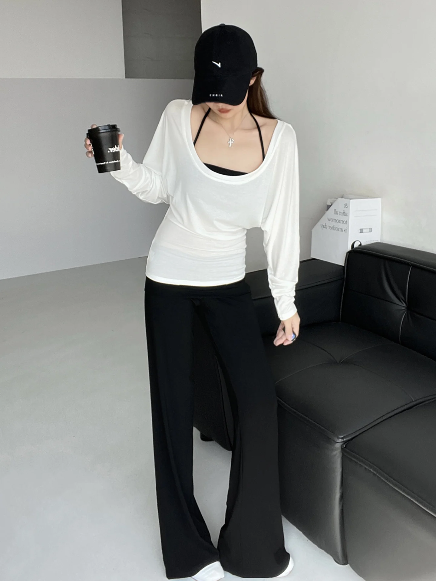 

Корейские повседневные брюки-клеш с высокой талией для женщин, комплект из двух предметов: брюки и топ, создающие эффект стройности и непринужденного стиля.