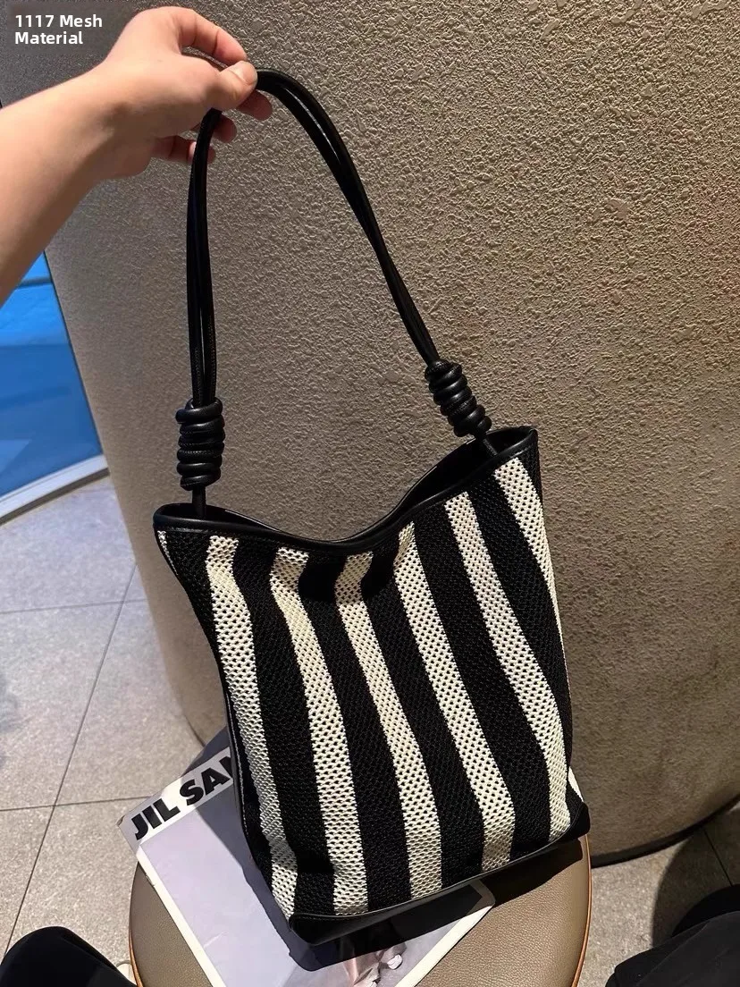 

Новинка 2025, женская большая сумка-тоут Capaci, черная, в белые полоски, тканая сумка через плечо для поездок на работу, модная сумка для отдыха