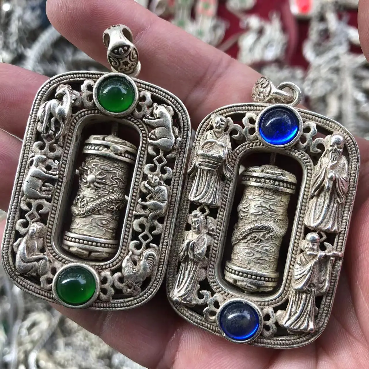 Vintage Tibetisches Silber Drehbares Gebetsrohr-Anhänger mit Grünem Edelstein Chinesisches 12-Tierkreiszeichen Ethnisches Amulett Halskette Schmuck Geschenk – Detail 2
