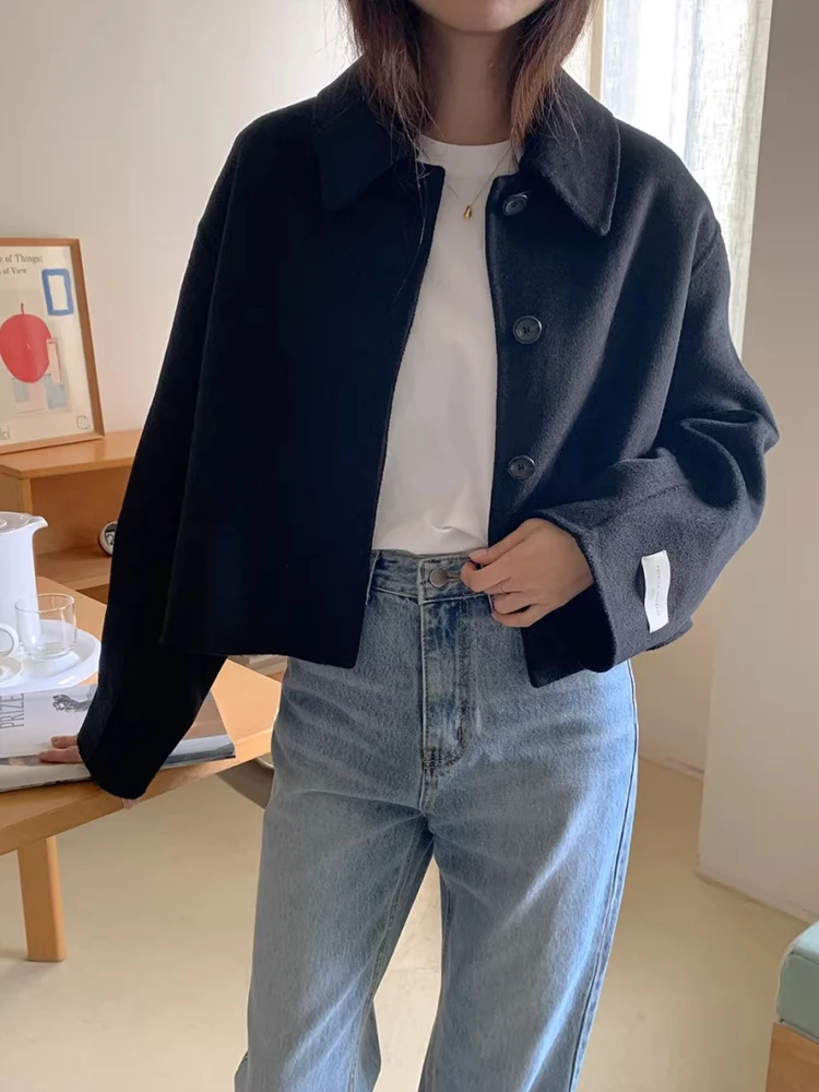 معطف صوفي أنيق للنساء بتصميم قصير وياقة مطوية بتصميم زر واحد النسخة الكورية لون نقي موضة التنقل 2023
