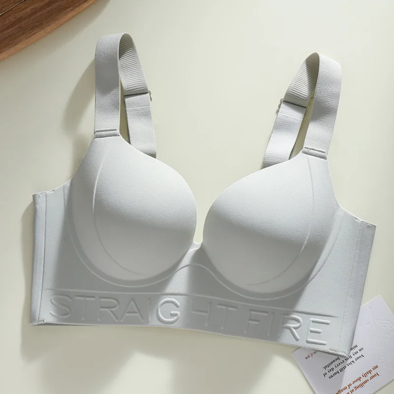Les seins des femmes sont des gros seins qui montrent petits et empêchent l'affaissement, Type de ré