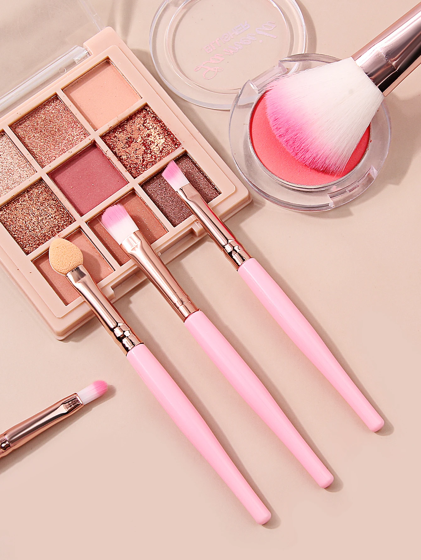 Mini portable 5-brush set for blush, eyeshadow and concealer, a must-have for beginners' travel makeup