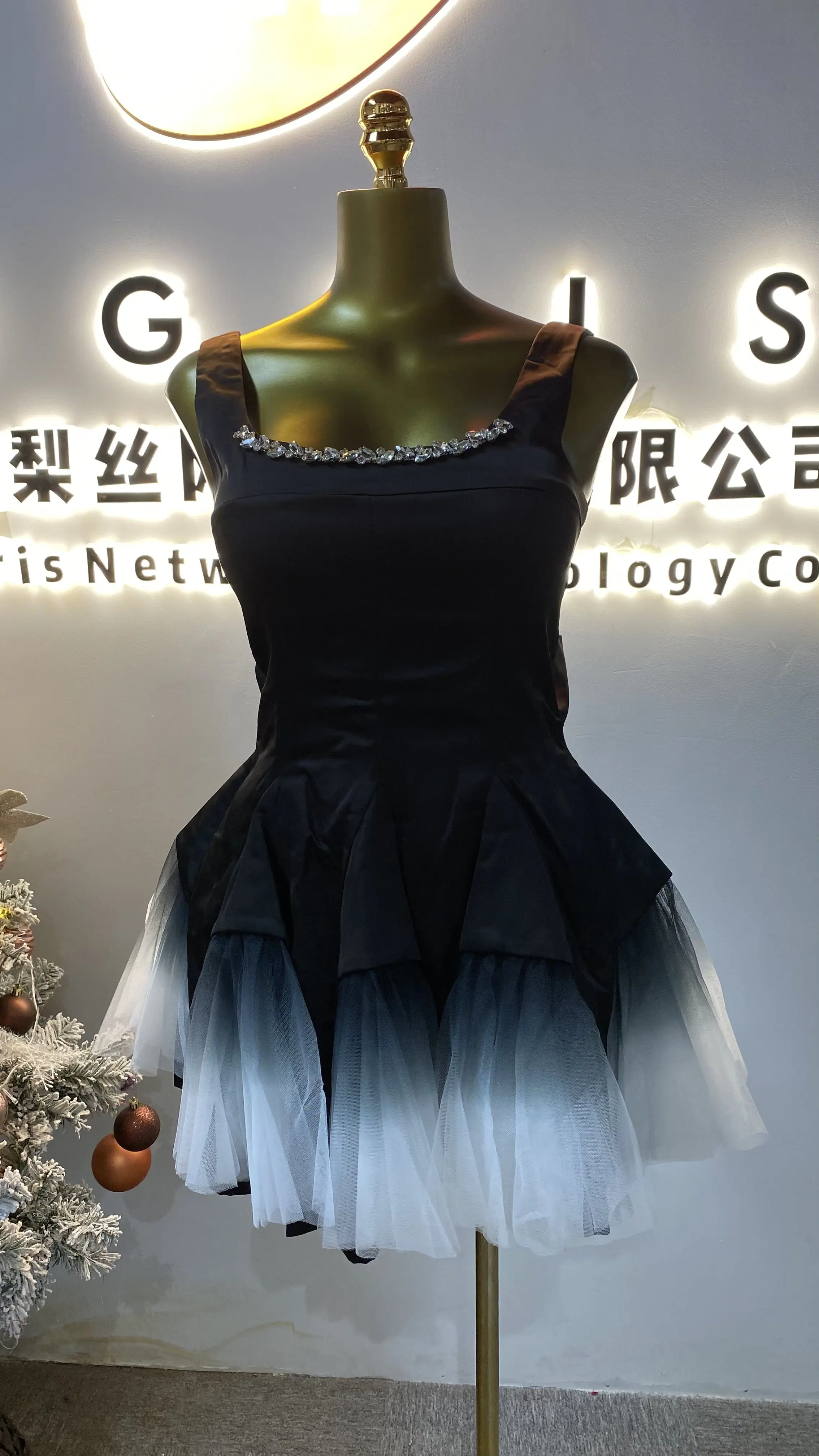 ชุดราตรีทรงสี่เหลี่ยมคอวีสีตัดกัน สไตล์เรโทรลำลองสำหรับงานปาร์ตี้หรืองานเลี้ยงสุดหรู - GZXX152