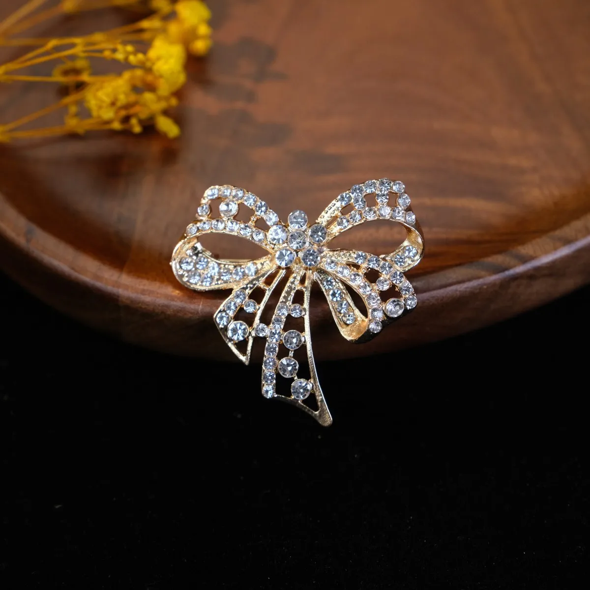 

Изящная брошь в форме банта с блестящими акцентами для повседневного ношения