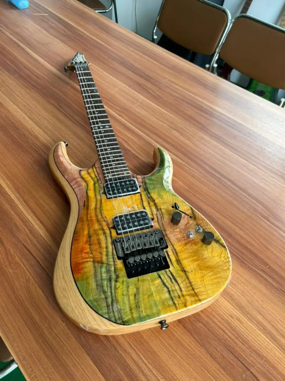 جيتار كهربائي Hooqu Premium مكون من 5 أوتار، نموذج مخصص عالي الأداء مع لمسة نهائية بلون الاندفاع