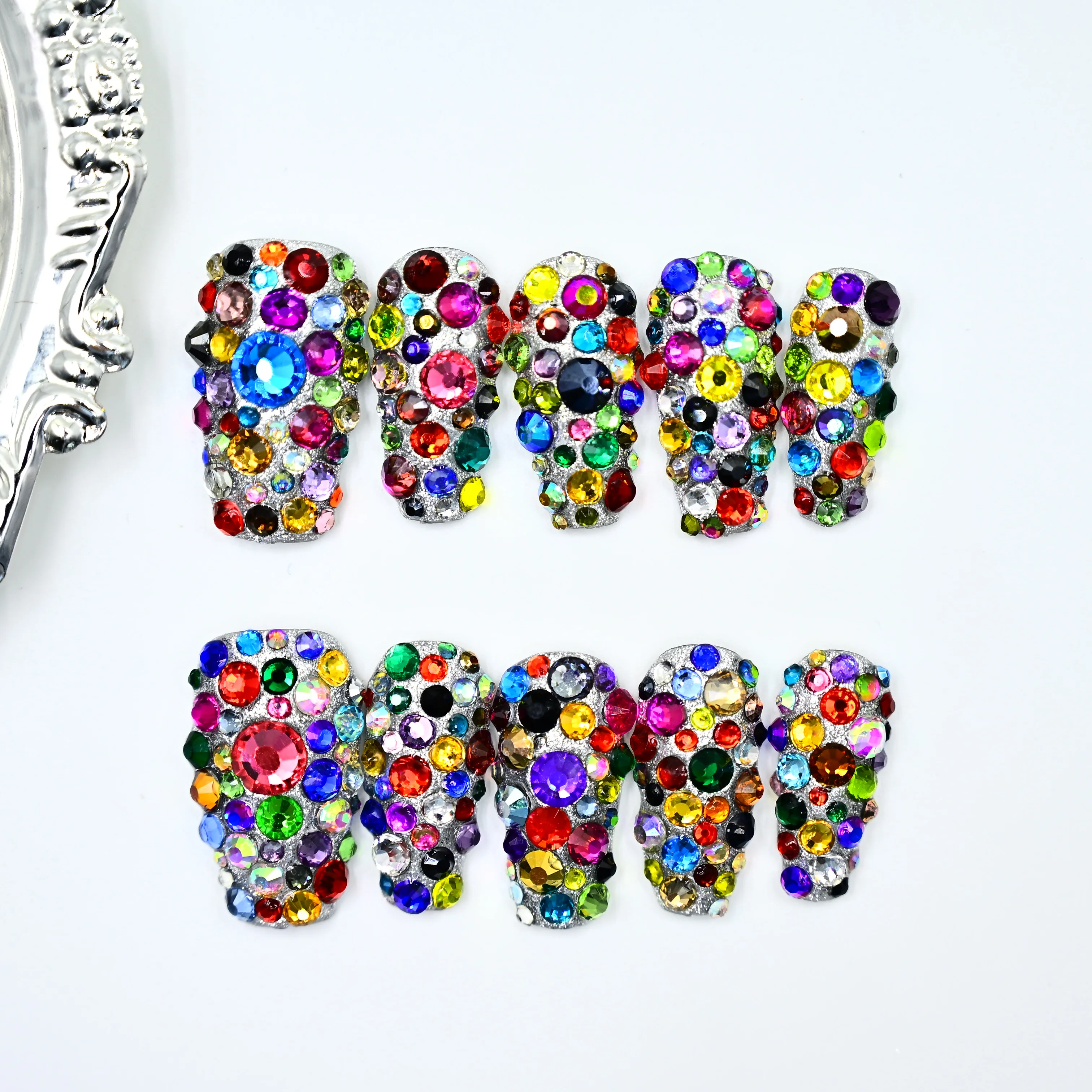 เล็บปลอมทรงสี่เหลี่ยมยาว งานแฮนด์เมด คุณภาพพรีเมียม |   ดีไซน์เต็มตัวประดับด้วยคริสตัลหลากสีสัน |   เล็บปลอมสีรุ้งแบบกลาม |   พี