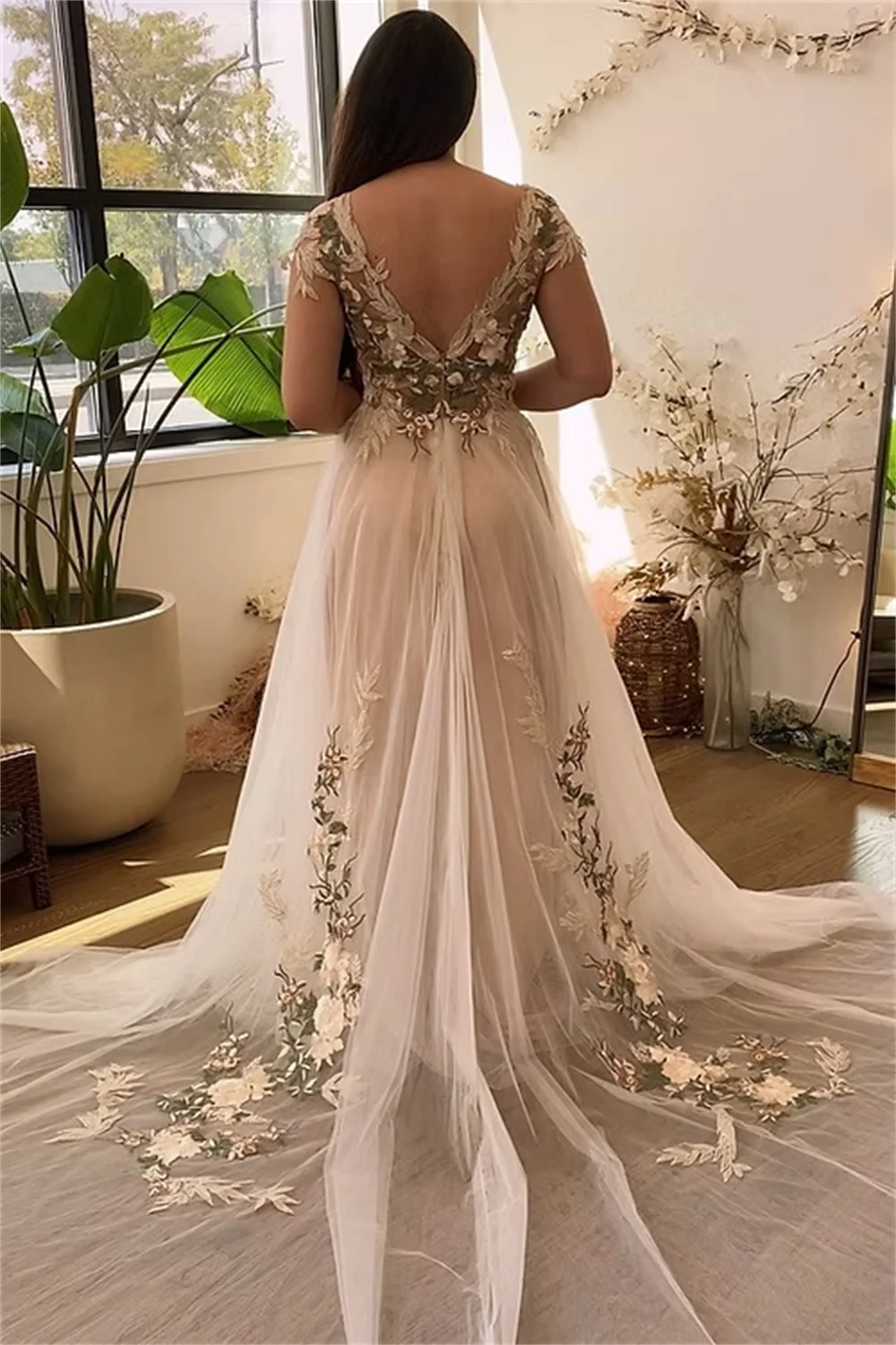 Tokyo Customized White V-Neckline Wedding Dress Short Sleeve Flower Tulle Bridal Gown Elegant Court Train A-Line Wedding Gown