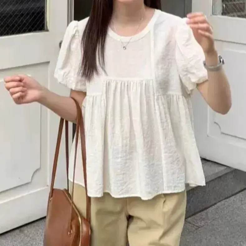 2025年夏向け、甘く若々しい印象の女性用ゆったりバブルスリーブ、ラウンドネック、オーバーサイズ丈、シフォン素材のトップス。通勤にも使える、ピュアカラー。