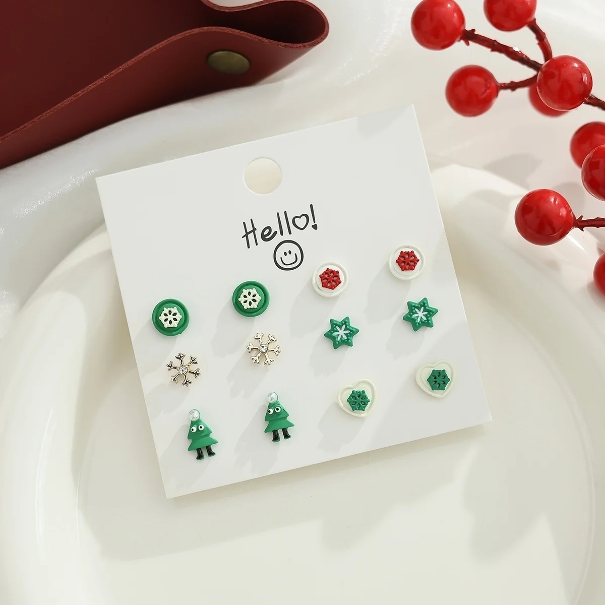 6/8 Paar kleine Ohrstecker mit Weihnachtsbaum-, Weihnachtsmann-, Hirsch-, Zuckerstangen- und Herz-Motiven für Damen, schöne Stern-, Schleifen- und Glocken-Ohrringe, Partyschmuck – Detail 22