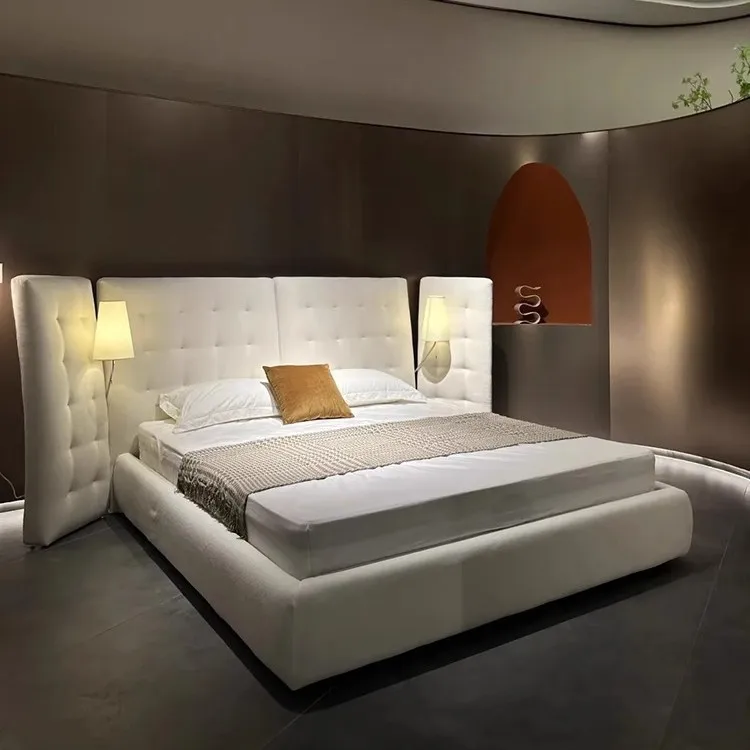 سرير قماش إيطالي بسيط لغرفة النوم الرئيسية وشاشة عريضة وظهر عالي 1.8 متر من القماش الكريمي وسرير مزدوج ناعم #3