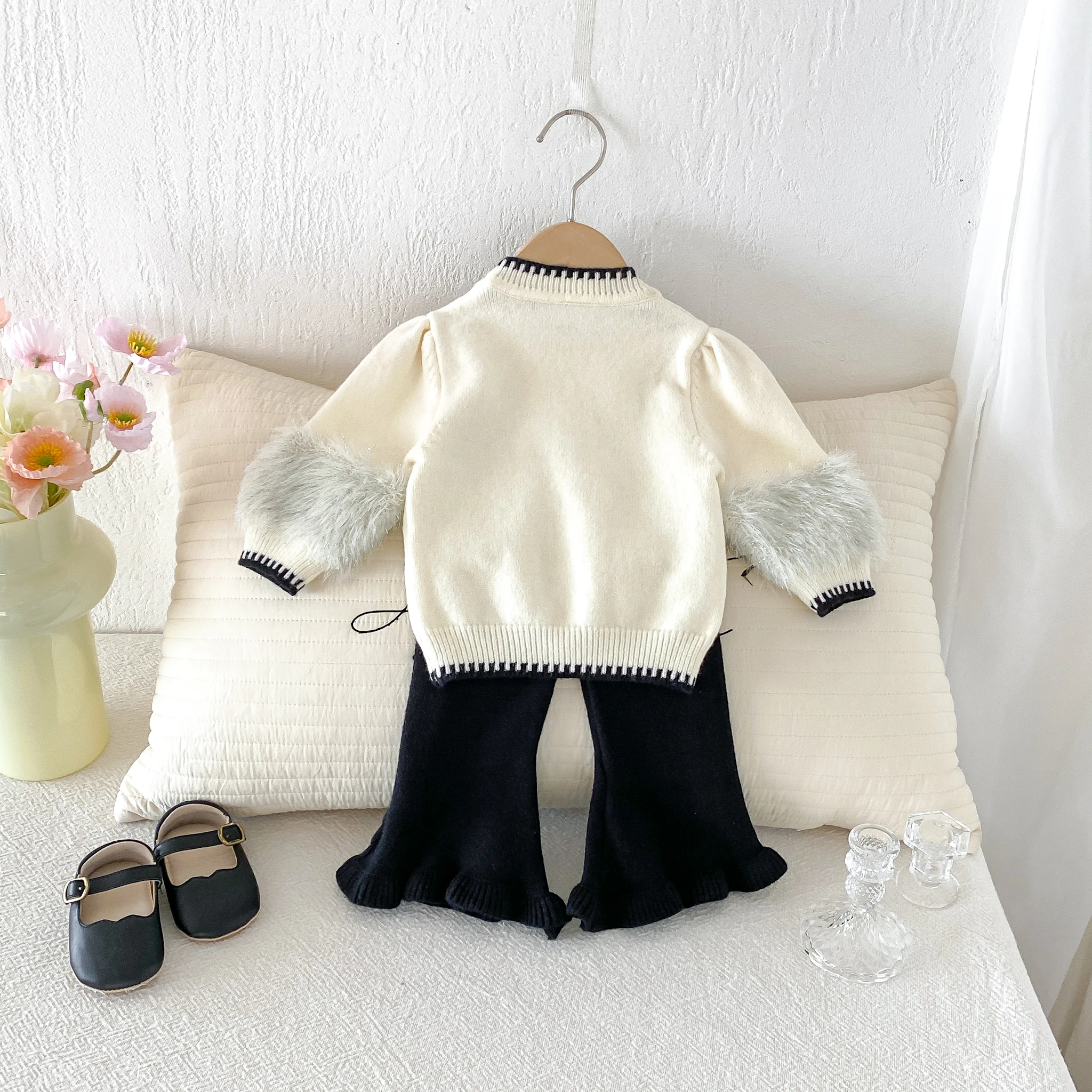 2026 Neues Herbst-Winter-Mädchen-Set für Kleinkinder: Stilvolles Strick-Oberteil mit Schleife und ausgestellter Hose, zweiteiliges Outfit – Detail 4
