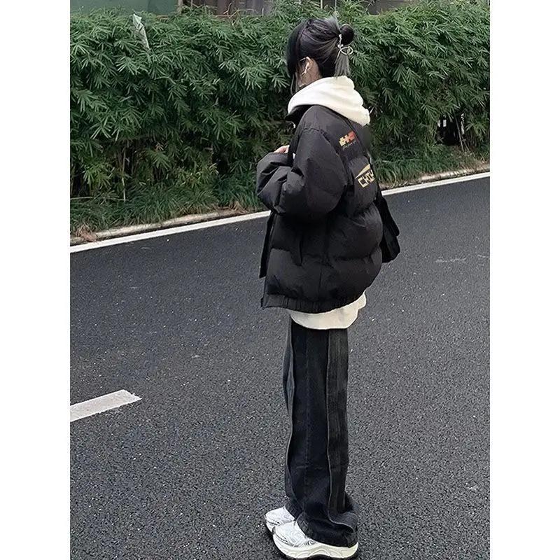 

Удлиненная женская куртка-парка в стиле милитари, цвет хаки, с карманами-карго, функциональный дизайн, практичная рабочая одежда, прочная и износостойкая ткань