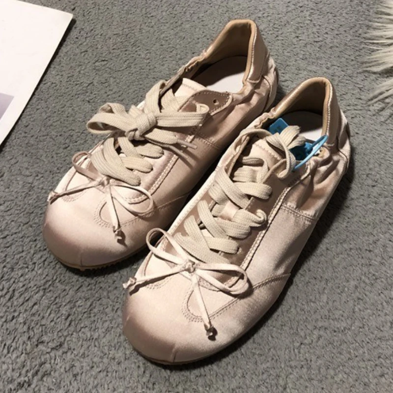 

Высококачественные атласные туфли на плоской подошве со шнуровкой, женские серебристо-серые кроссовки с круглым носком и бантом, удобные легкие нескользящие кроссовки Zapatillas De Mujer