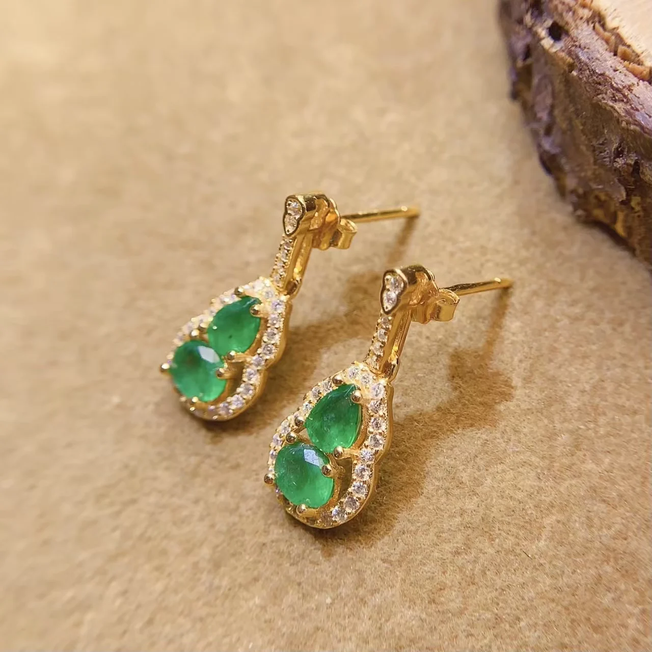 Fashionable S925 Silver 4mm*5mm Emerald Earrings Small Fresh Natural Emerald Silver Earrings with 18K Gold Plated
