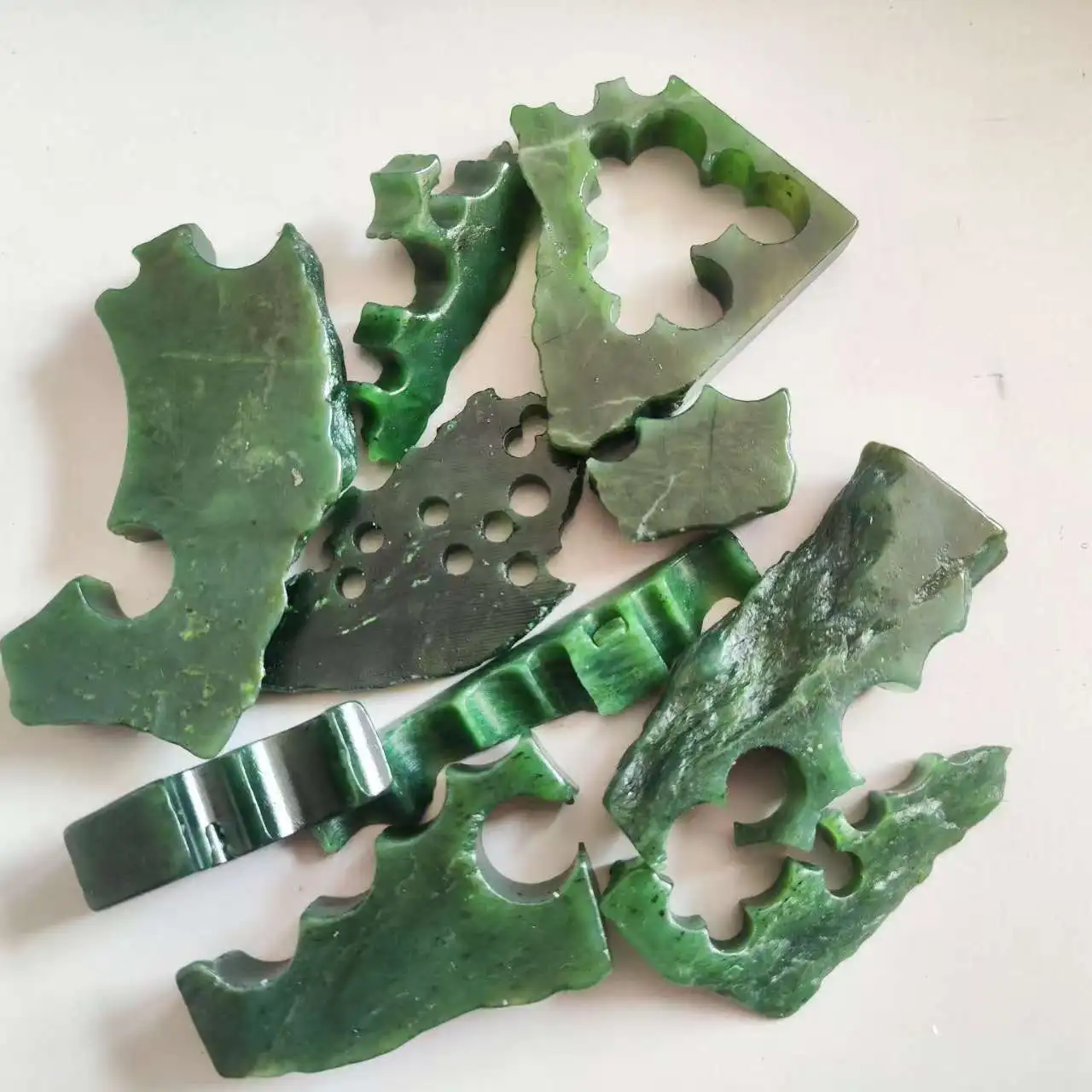 Image of Natürlicher unregelmäßiger Hetian-Jade-Stein, grüner Jaspis für die Schmuckherstellung, echter Edelstein, Restmaterial, Stein zur Heimdekoration