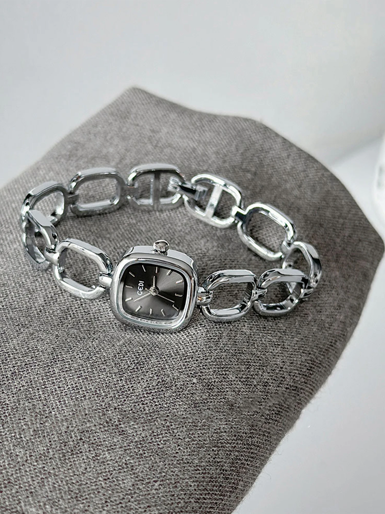 

Fashionable Luxury Watches for Women Sophisticated Skeleton-Style Waterproof Quartz Ladies' Wristwatch Paired with a Dress