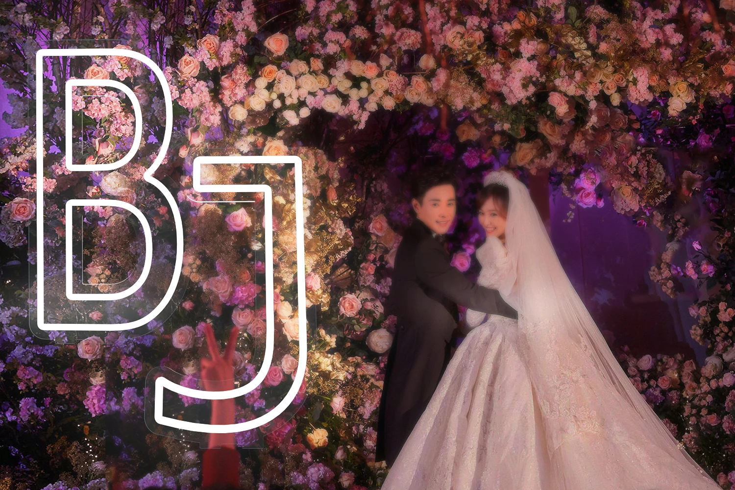 Wholesale Big Size LED Light 26 Letters A-Z Neon Sign for Birthday Party Wall Mount and Stand Night Light Clear Backboard