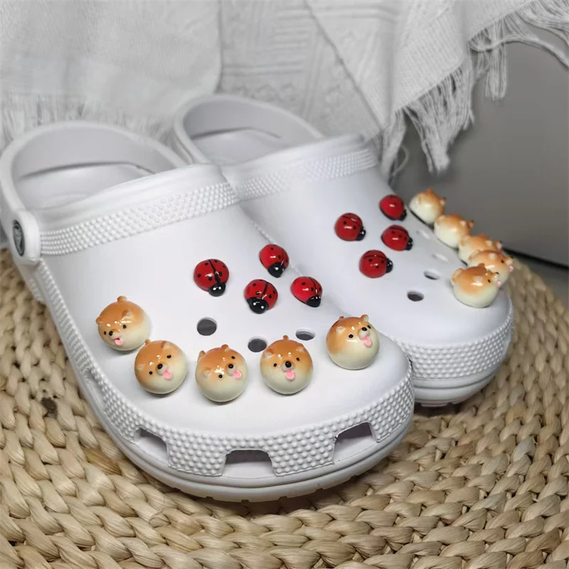 

Милые 3D смоляные хлебные собаки и божьей коровки, очаровательные туфли, аксессуары, садовая обувь «сделай сам», сандалии, украшения, детские праздничные подарки для вечеринок