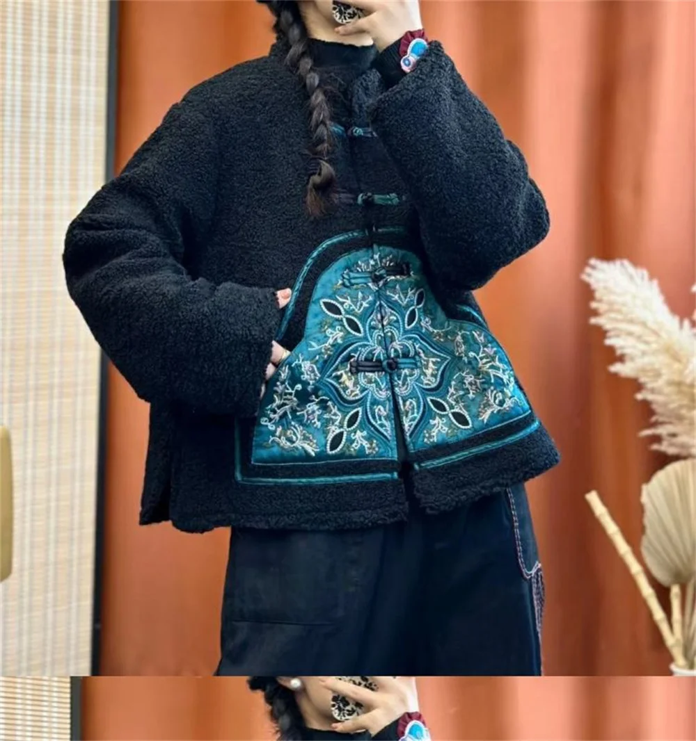 

2024 autumn and winter new national wind heavy industry embroidery vintage stand collar front color plate buckle lamb wool cotto