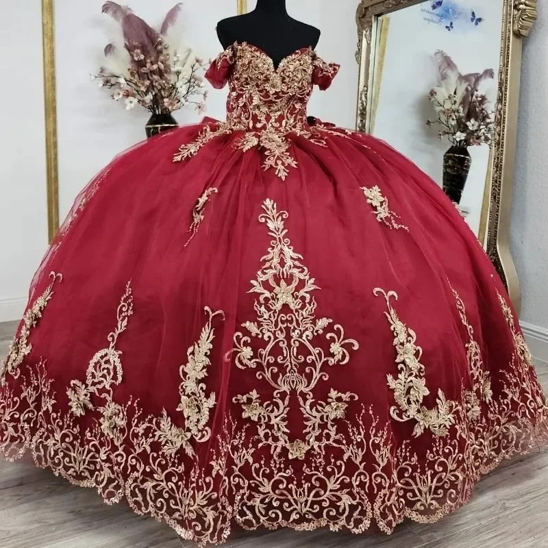 เจ้าหญิงสีแดง Vestidos De 15 Quinceañera Glittered Gold Appliques ลูกไม้ลูกไม้ชุด Tulle วันเกิด Vestido De Princesas ที่กําหนดเอง