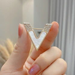 Luxury Letter V Shape Golden Pins for Women Men Rhinestone Shell Alphabet Small Brooches Lapel Hat Ssleeve Clothes Accessories