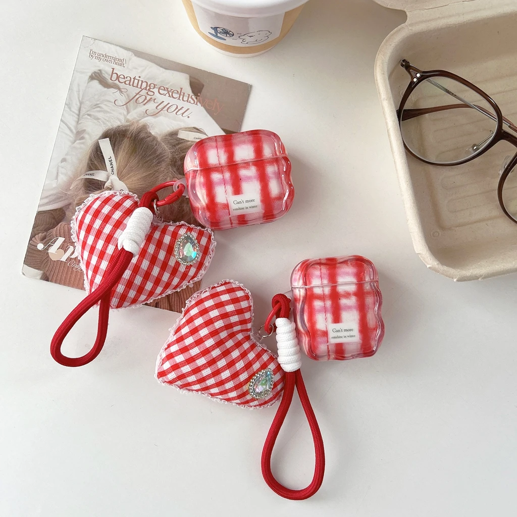 Ткань с красным сетчатым узором в стиле ретро, чехол со стразами и ремешком для AirPods 1 или 2 3 4 AirPods Pro Pro 2 Pro 3 Ткань с красным сетчатым узором в стиле ретро, чехол со стразами и ремешком для AirPods 1 или 2 3 4 AirPods Pro Pro 2 Pro 3