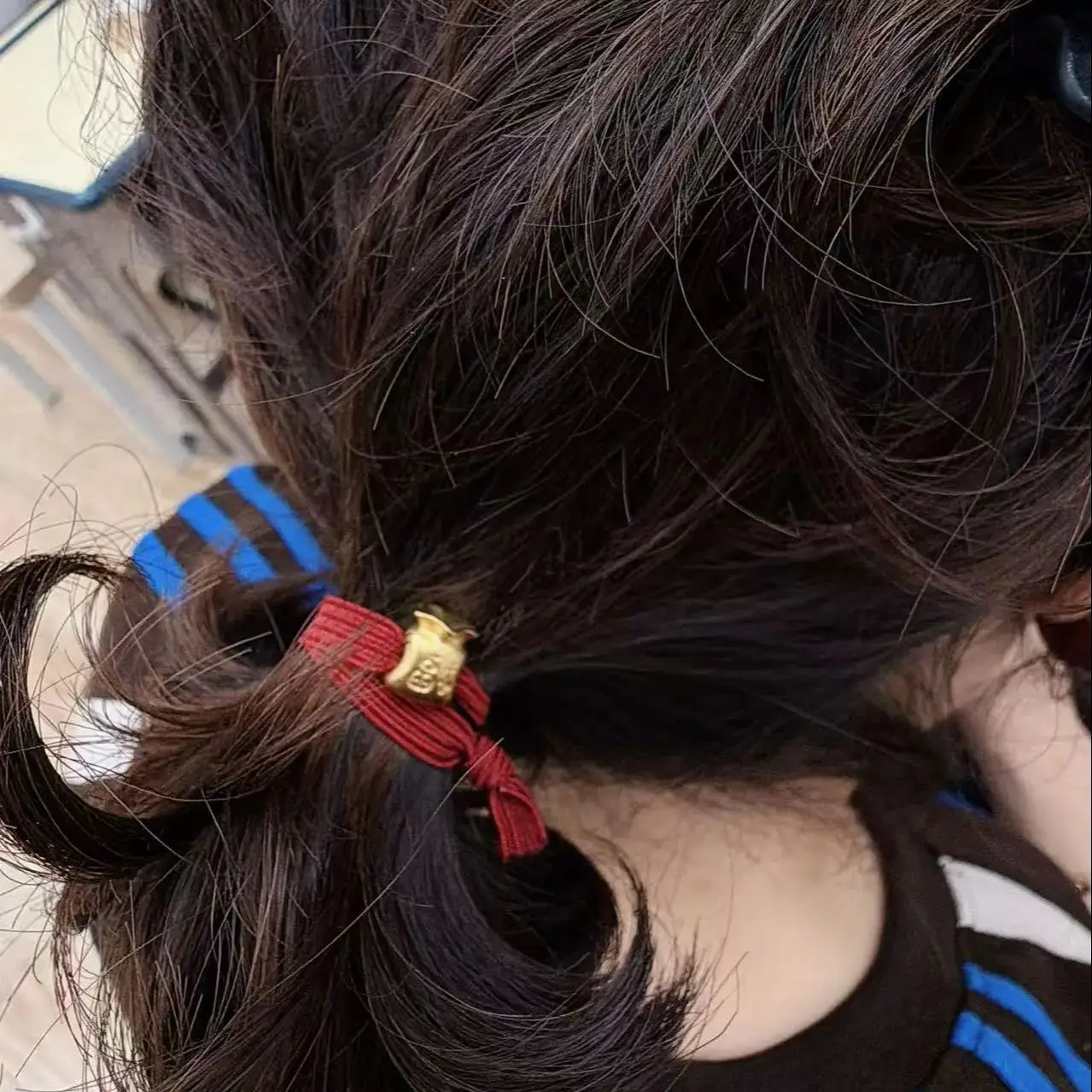 

Вступите в Новый год Лошади с этими ярко-красными плетеными резинками для волос — ваш новый незаменимый аксессуар для праздничного образа и удачи.