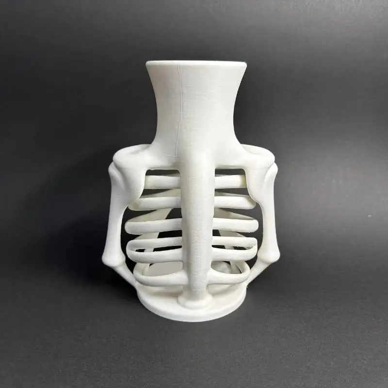 Weiße 3D-gedruckte Skelett-Brustkorbe-Vase, einzigartiges Gothic-Design, perfekt für Halloween-Heimdekoration, Geschenk für Gothic-Liebhaber. – Detail 6