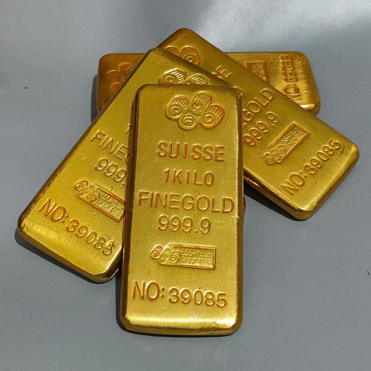 

Rare foreign queen 1k solid gold brick old objects retro characters commemorative gold ingots gold nuggets old goods collection
