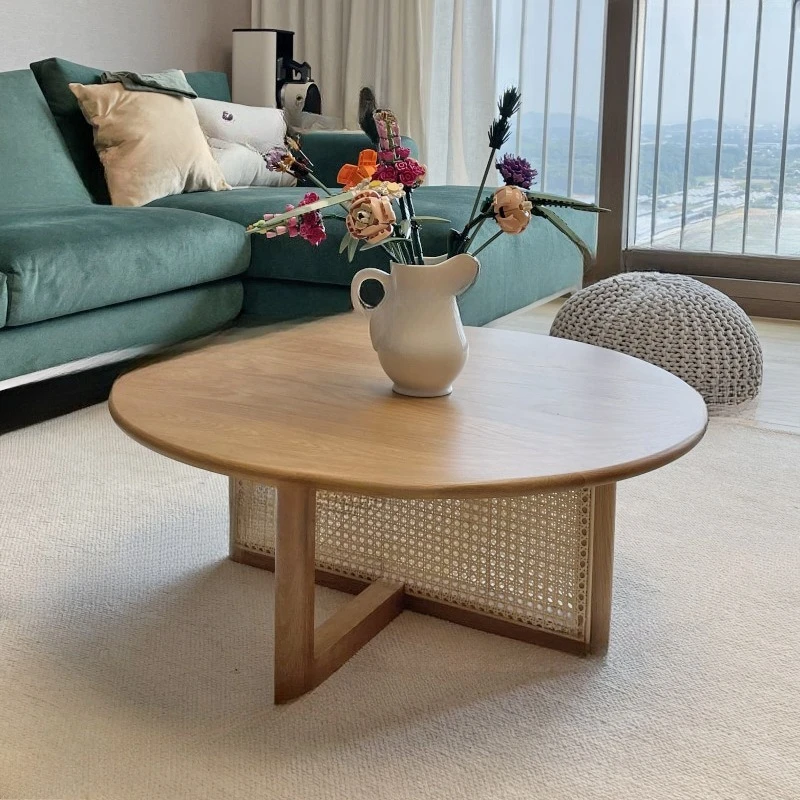 Pequeno apartamento sala de estar cama redonda e mesa de centro de vime para café da manhã