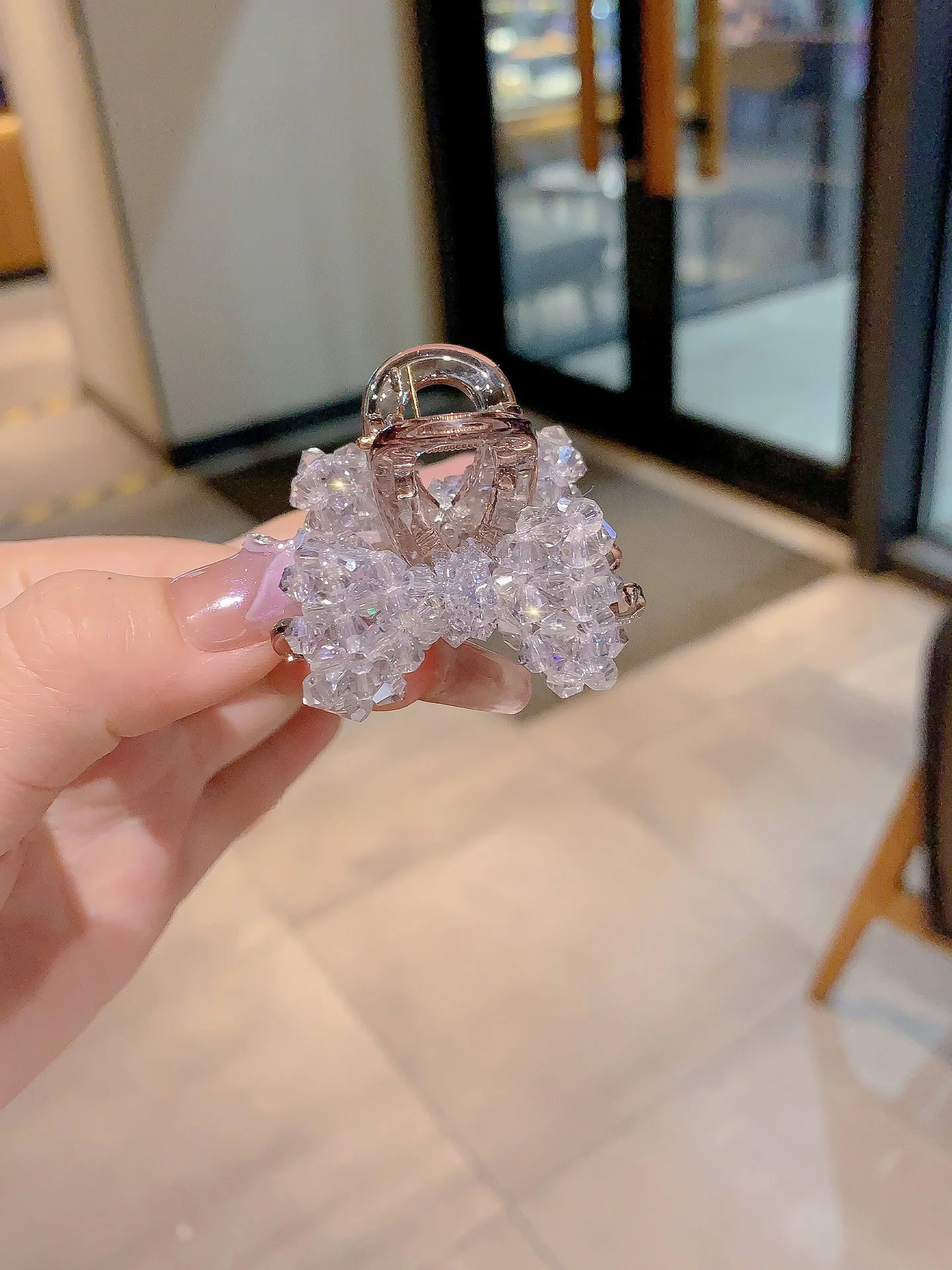 presilha-de-cabelo-elegante-com-laco-borboleta-e-diamantes-embutidos-acessorio-versatil-para-penteados-meio-apanhados-festa