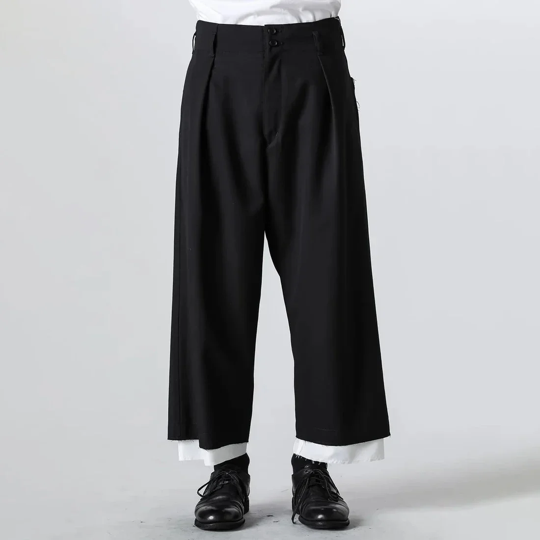 

YOJI OOAK black and white double-layer straight leg slacks designed to feel the raw edge of the pant legs with minimal white wid