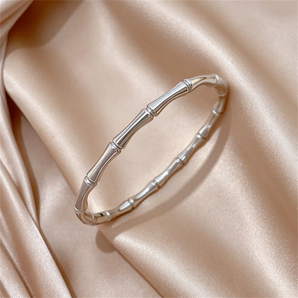 Edelstahl-Armband mit minimalistischem Bambusknoten und glatter Oberfläche für Frauen mit einem hochwertigen Eindruck, vielseitiges Geschenk für den täglichen Gebrauch. – Detail 4