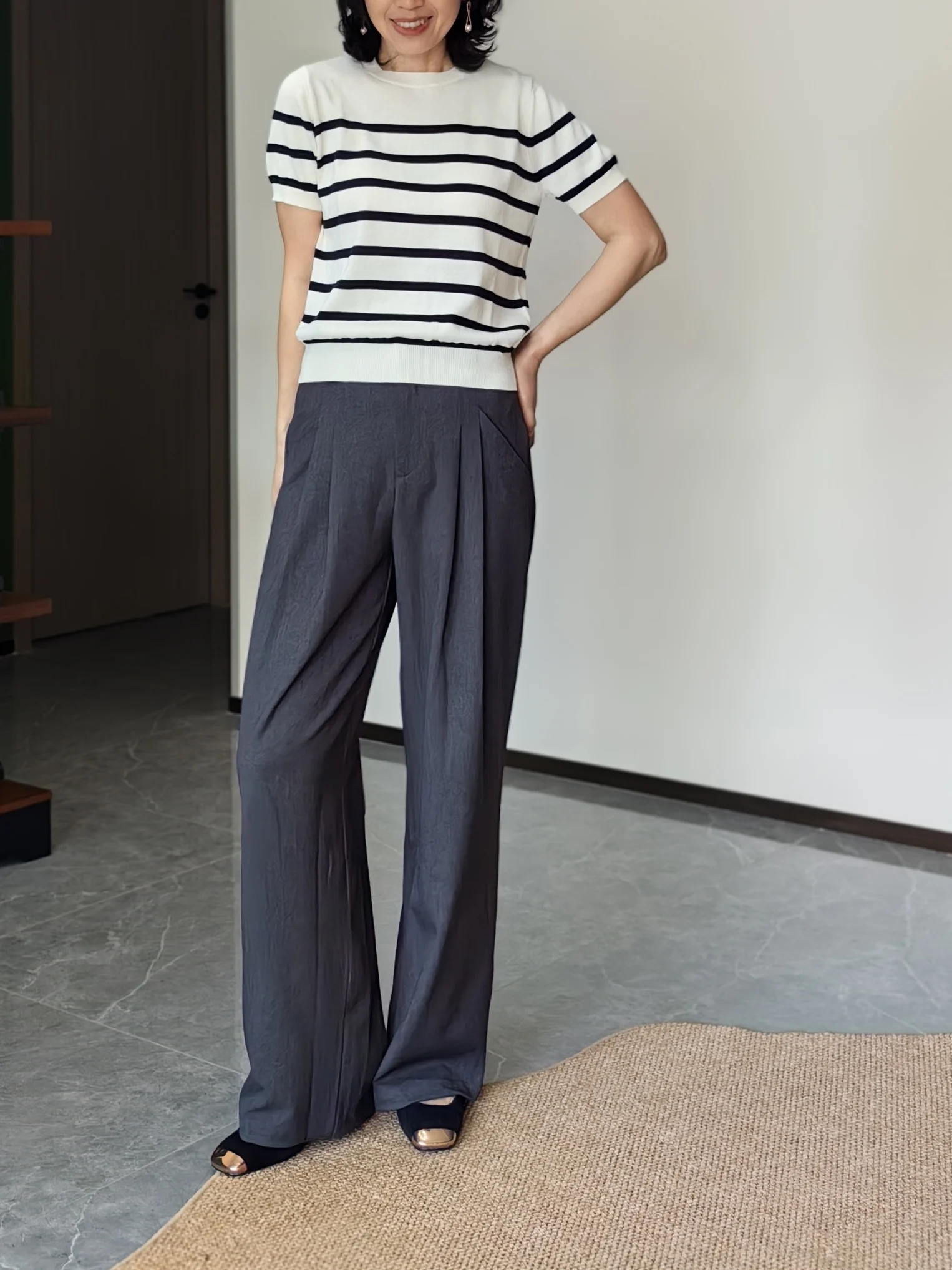 

Серые брюки-костюм с широкими штанинами, свободного кроя, с двойными складками, скрывающие недостатки фигуры, с высокой талией, из смесового полиэстера, премиум-класса, с зелеными вставками.