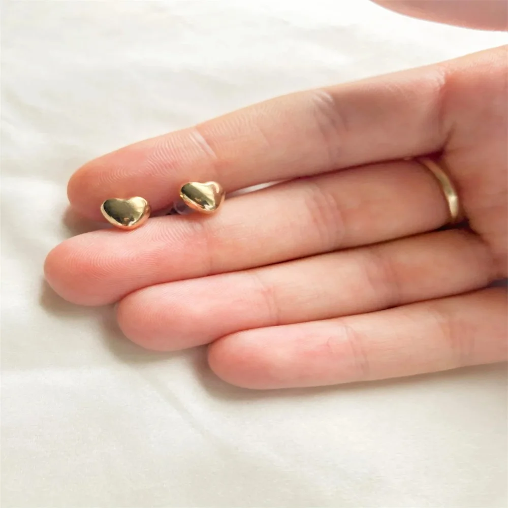 Winzige Herz-Ohrstecker aus Edelstahl, 6x7mm Liebesherz-Ohrringe Minimalistischer Zarter Herzschmuck für Frauen – Detail 5
