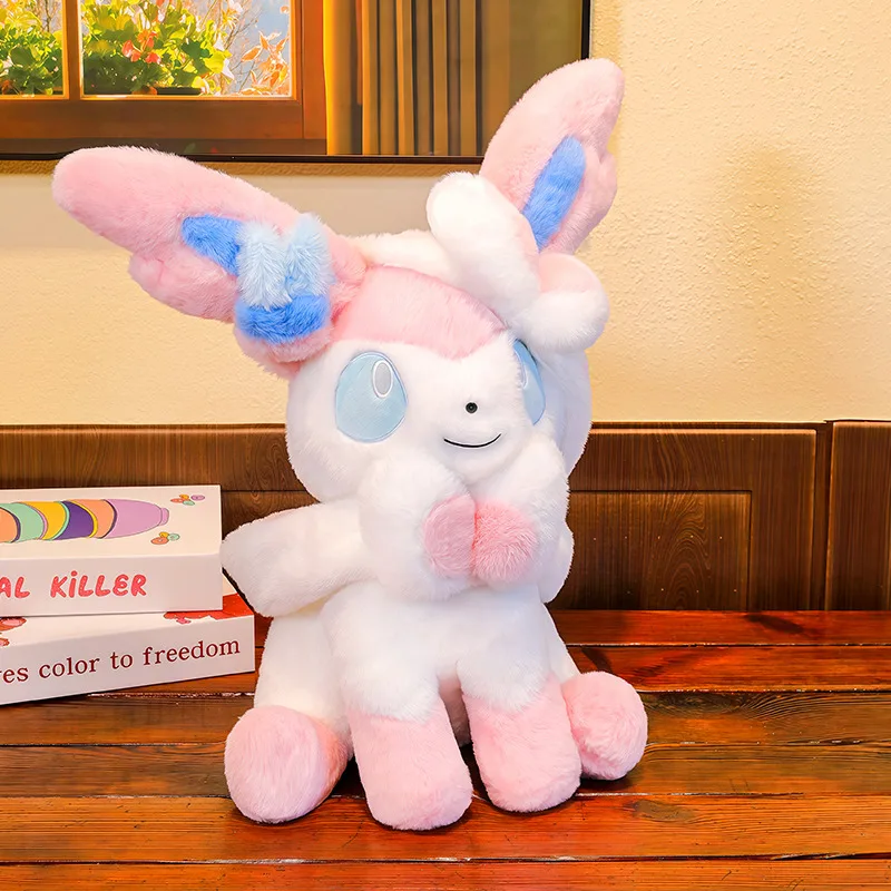 Sylveon Plüschtier in sitzender Pose, kuschelig weich, flauschig, Anime-Puppe im japanischen Stil, Dekokissen für Sofa, Bett, Heimdekoration, Geschenke – Detail 20