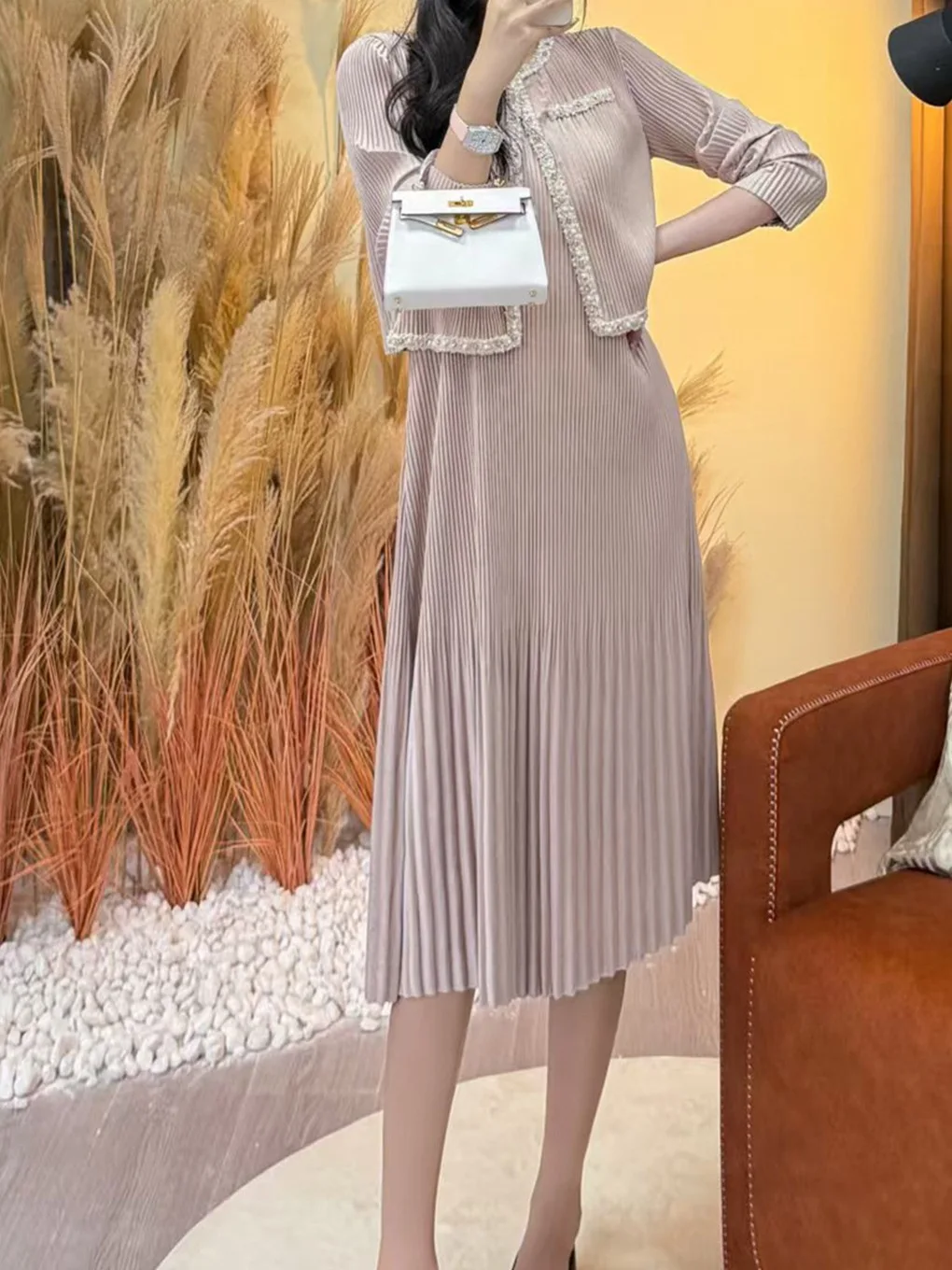 

A sophisticated and stylish two-piece women's spring and autumn outfit, featuring a chic and elegant jacket and dress.