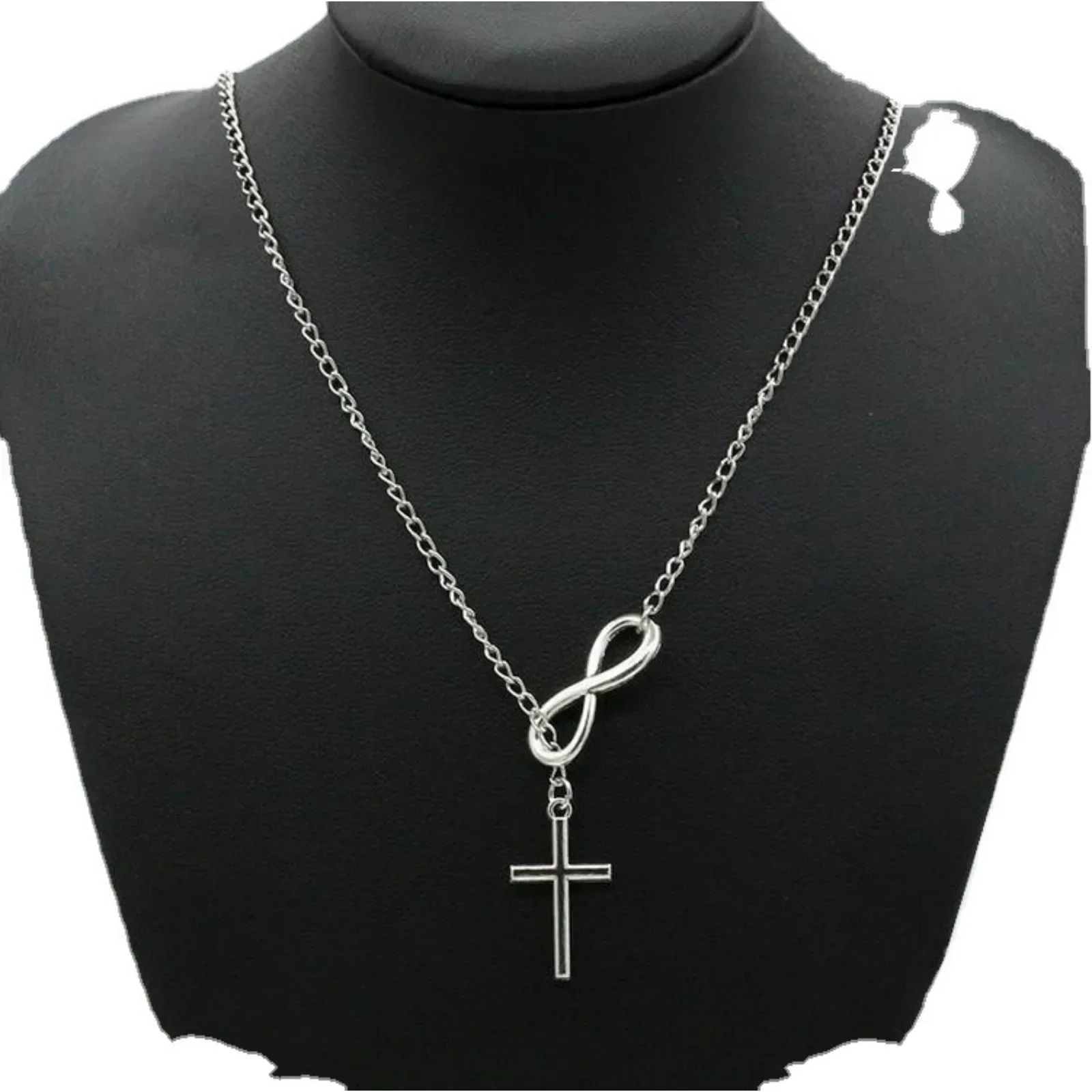 قلادة متقاطعة من الفولاذ المقاوم للصدأ لاكي 8 لا تسبب الحساسية للنساء مجوهرات أنيقة وبسيطة للارتداء اليومي والحفلات