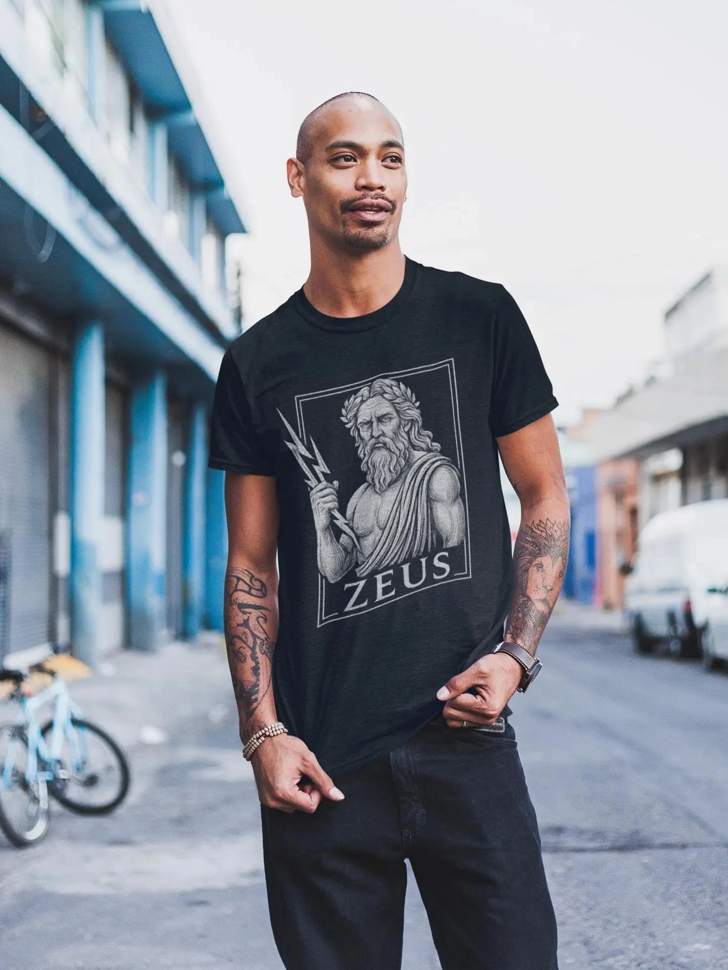 تي شيرت Zeus Graphic، تي شيرت الأساطير، ملابس Softstyle للجنسين، هدية لمحبي Zeus، قميص على الطراز العتيق، بضائع الله اليوناني