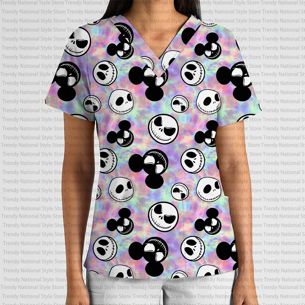 เสื้อยืดแฟชั่นใหม่สำหรับผู้หญิง ชุดยูนิฟอร์มทำงาน คอวี มีกระเป๋า ลาย The Nightmare Before Christmas แจ็คและแซลลี่ สำหรับร้านเสริมสวย