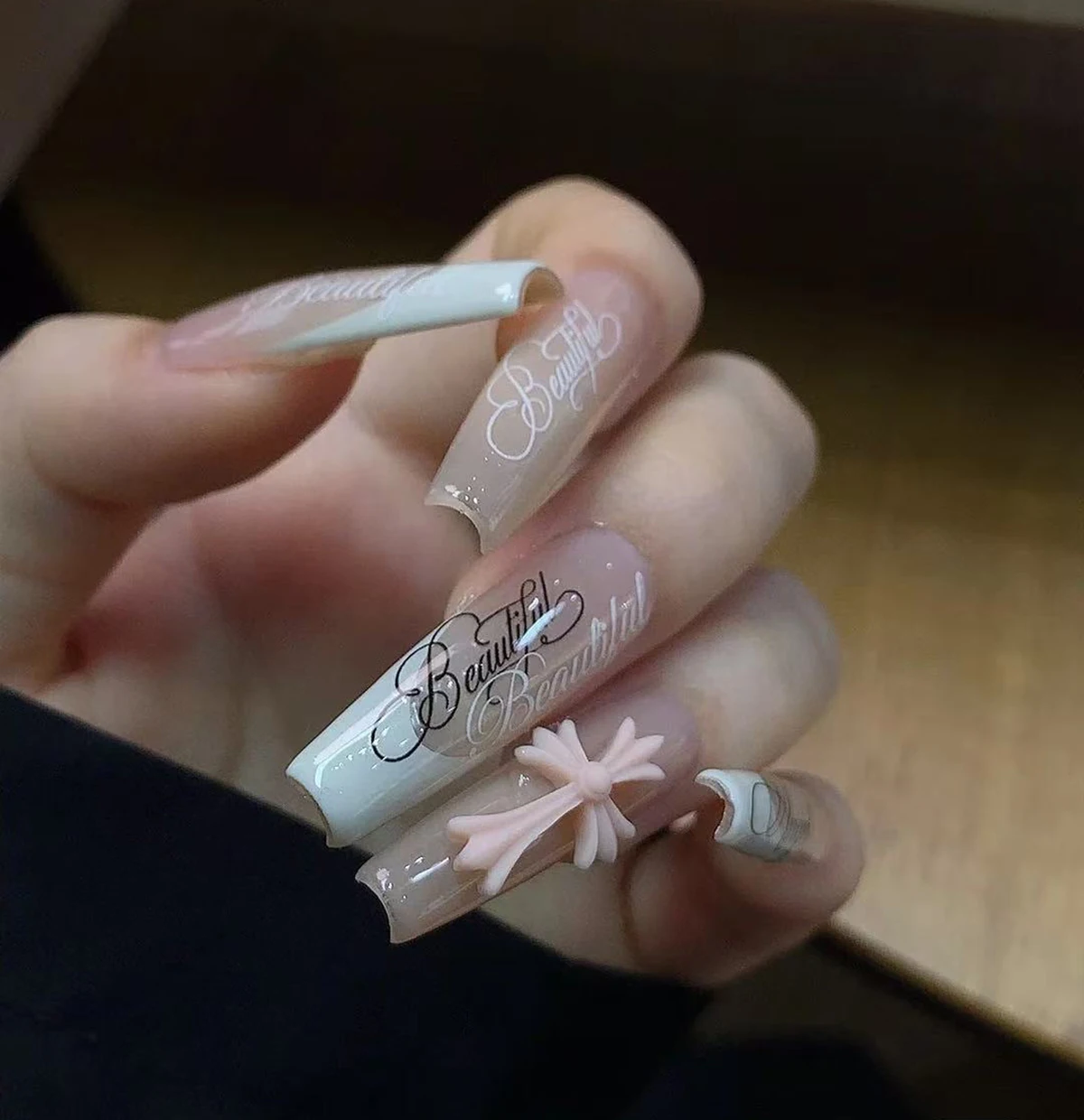 1-6 Stück weiße Gothic-Buchstaben Nagelkunst-Aufkleber Y2K Kursivschrift Englische Kalligraphie Engelsflügel Kreuz Stern Nagelaufkleber Maniküre DIY – Detail 6
