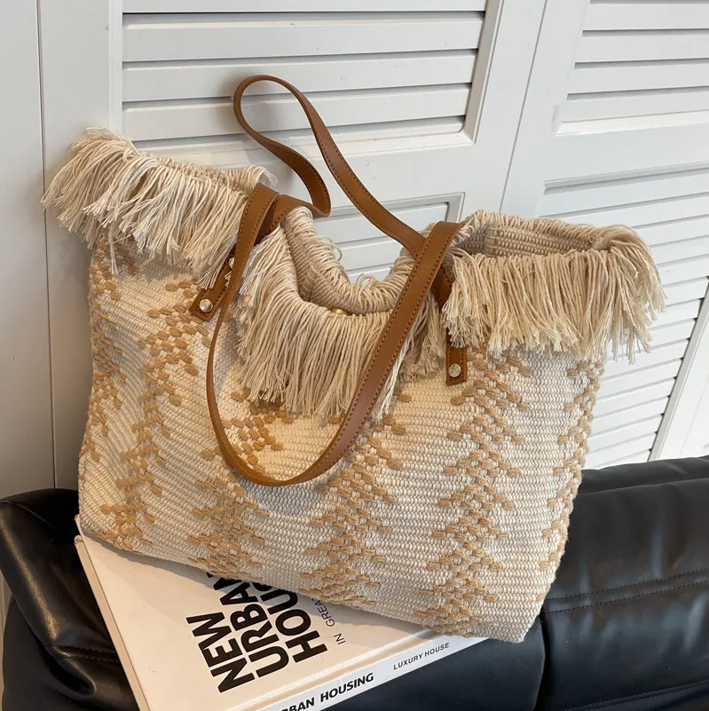 

Knitted tassel weaving. 2022 new niche design fashion tote bag versatile large capacity shoulder bag