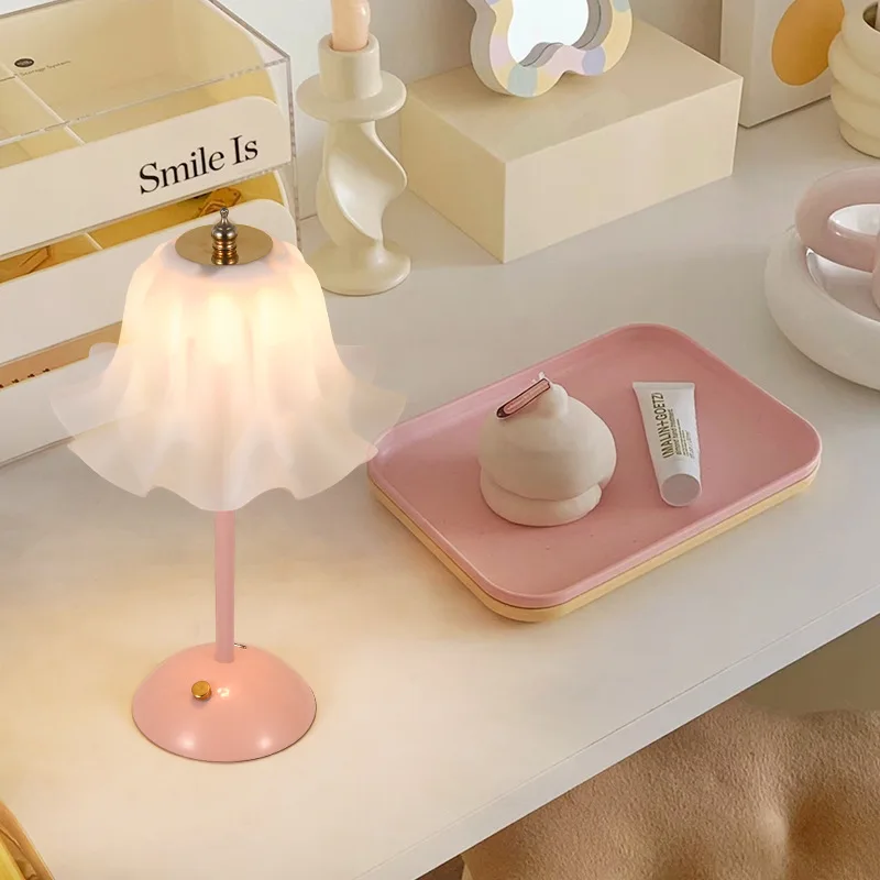 

USB-лампа Pink Cute Flower с теплым белым светом, маленький прикроватный ночник для спальни, общежития, туалетного столика, декора комнаты для девочек