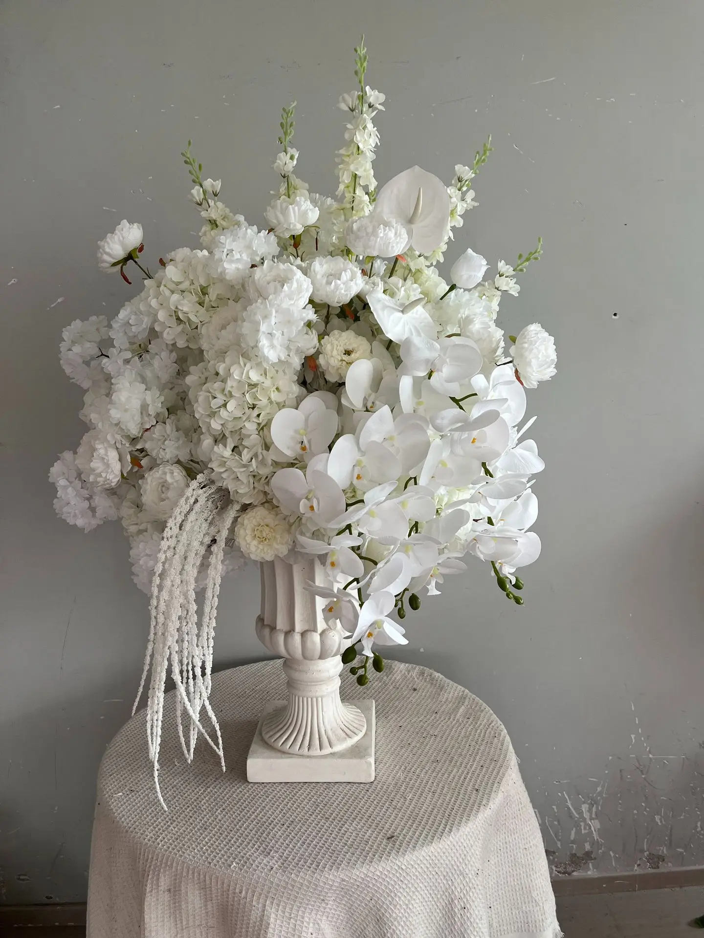 Großhandel Milchweiße Künstliche Hortensien-Blumenkugel Seiden-Pomander für Hochzeit Römische Säulen-Gang Schaufenster-Event-Dekoration – Detail 1