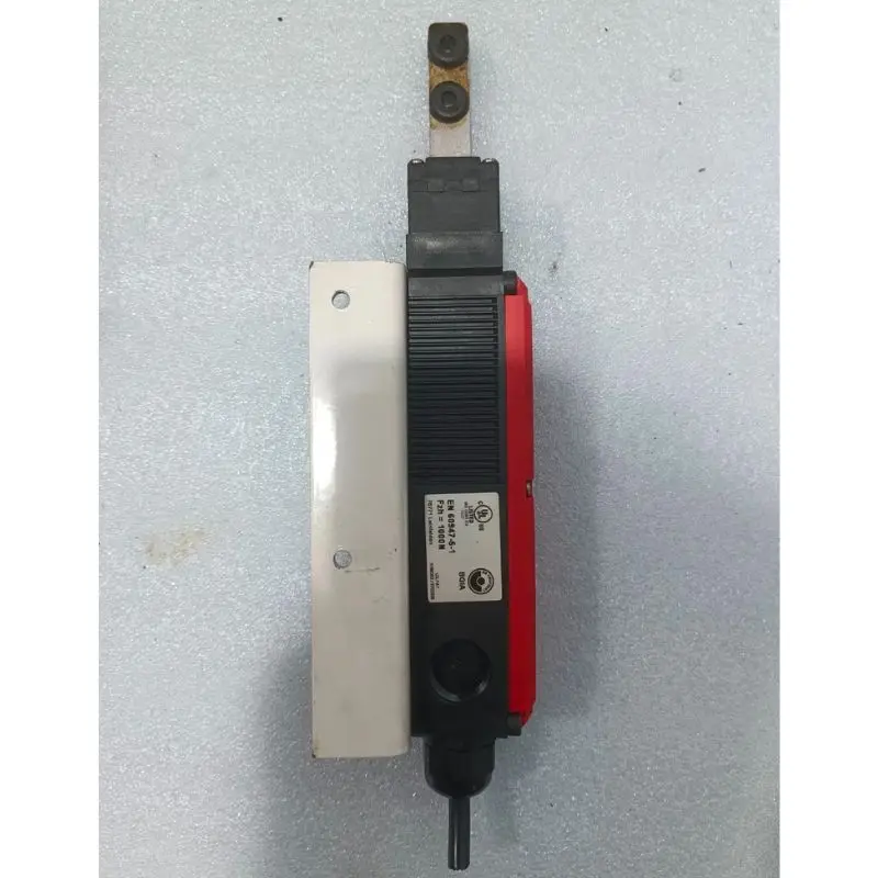 Second-hand test OK，Safety door lock ，TP4-537A024M 084339