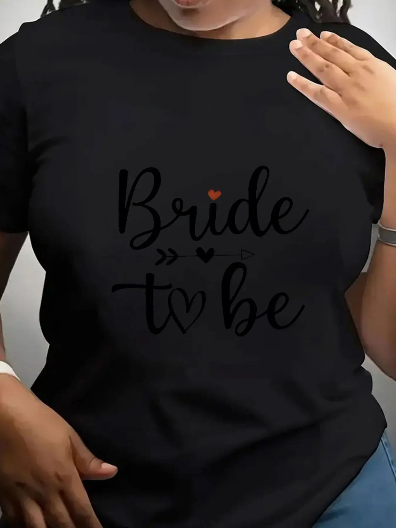 Women's Trendy Crew Neck T-Shirt Bride to Be Heart Arrow Print Suitable for Casual Sportswear