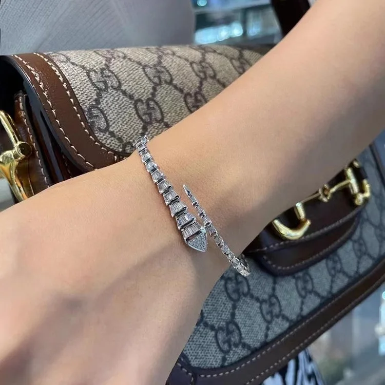 S925 Sterling Silber Armband mit Diamanten, Schlangenknochen-Design, Luxuriöses Nischenarmband mit Schlangenkopf-Verschluss für Damen – Detail 3