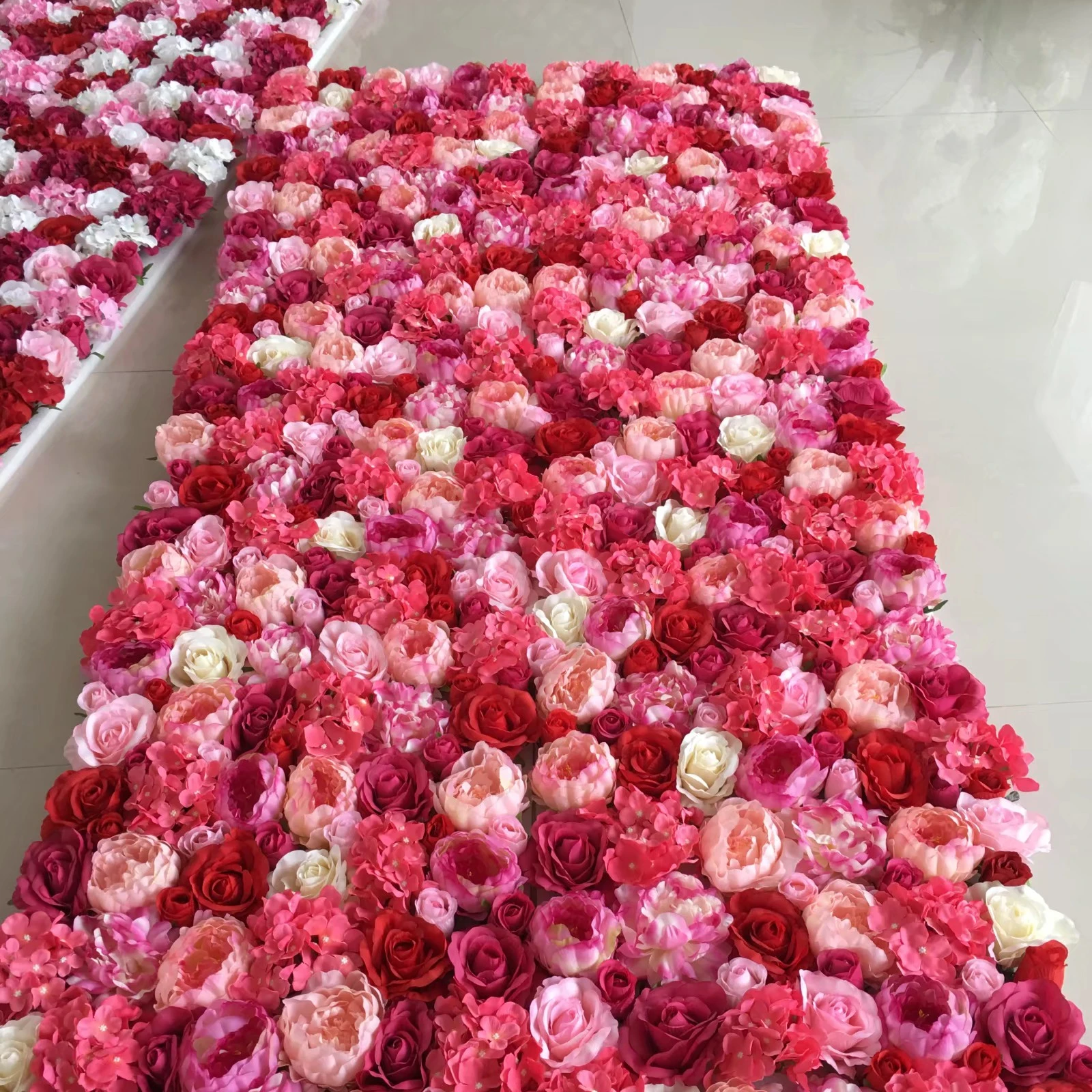 

Hot sale red flower with green leaf wall roll up flower wall for wedding backdrop decoration